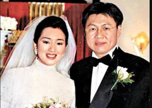 巩俐与女排队员合影站C位，因中国国籍引争议，惠若琪被打马赛克