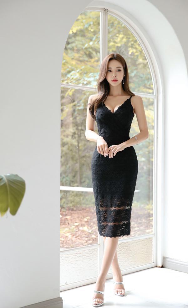 时尚穿搭, 黑色性感吊带小姐姐, 身材凹凸有致, 尽显女神韵味