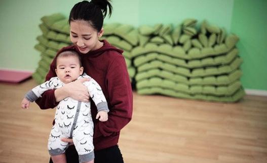 弦子首次曝出自己的家，如今专心在家带孩子，夫妻俩生活很温馨