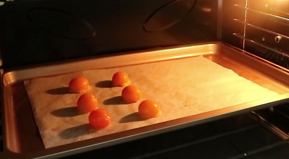 想要做出层次分明的蛋黄酥，不止需要过程，还需要注意细节！