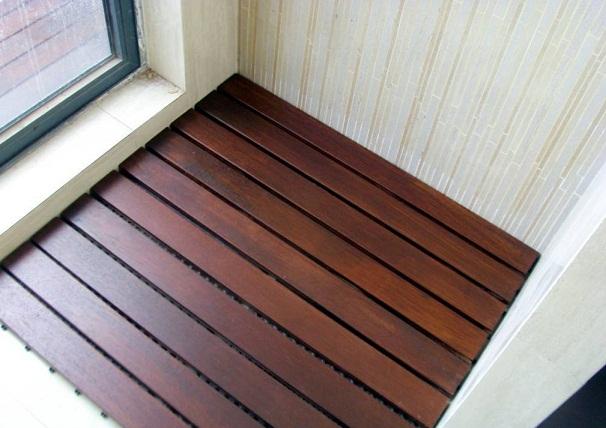 淋浴房地面不要铺瓷砖了，有钱人喜欢铺这种，好看又防水