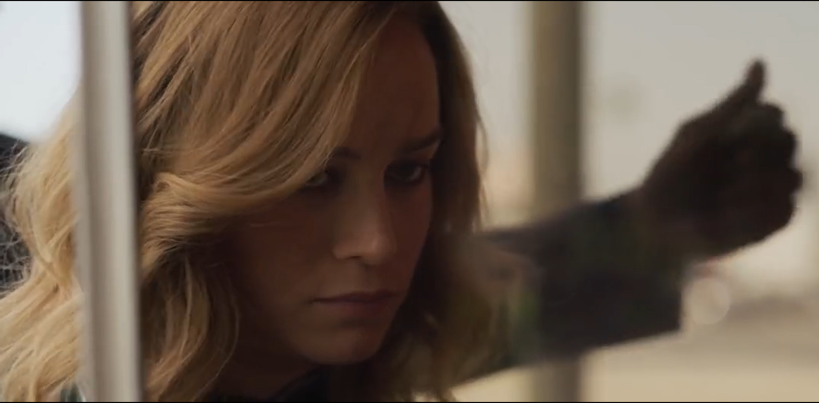 《惊奇队长》讲了啥，这个翻转局面的女人到底是谁？