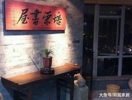 一起參觀汪涵住的豪宅，家里擺滿了實木家具，一家人還經常旅游