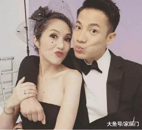 带你参观杨千嬅住的豪宅，书房塞满了书籍，平时也是爱看书之人