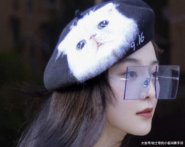 范冰冰也是一个猫奴啊，还特意把猫咪的照片印在帽子上，美呆了