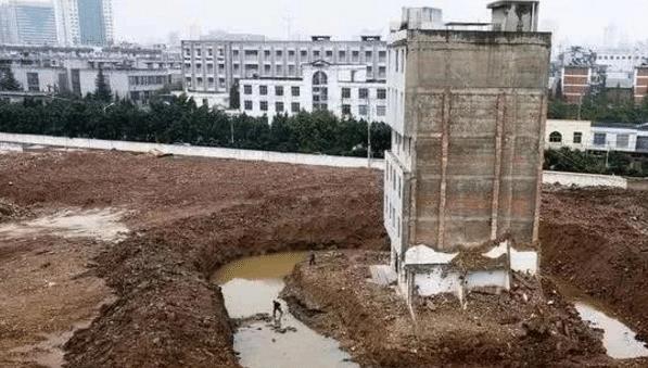 史上“最惨”的钉子户，1000万都不拆到哭天喊地跪求拆迁无人理