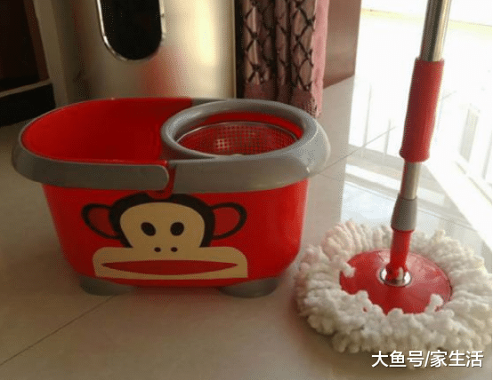 头一次见拖地时这样做，地面干净又不吸灰，这个小窍门太管用了