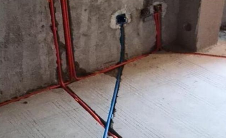 水电刚做两天，业主就让停工，而邻居看到后却说：跟我走吧