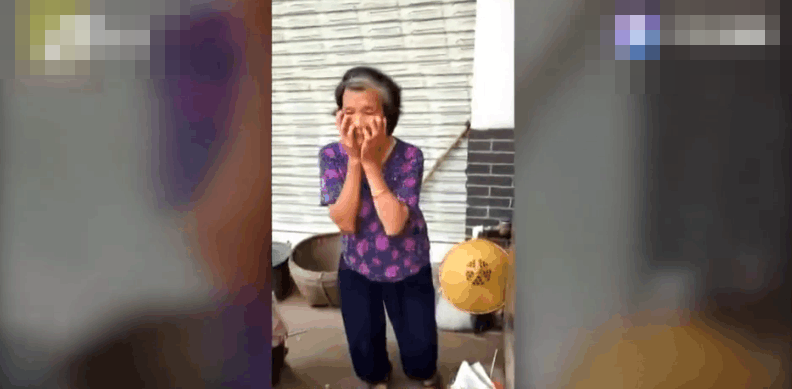 老奶奶擺地攤賣菜，收一張百元假鈔后，做出的舉動讓人心酸不已
