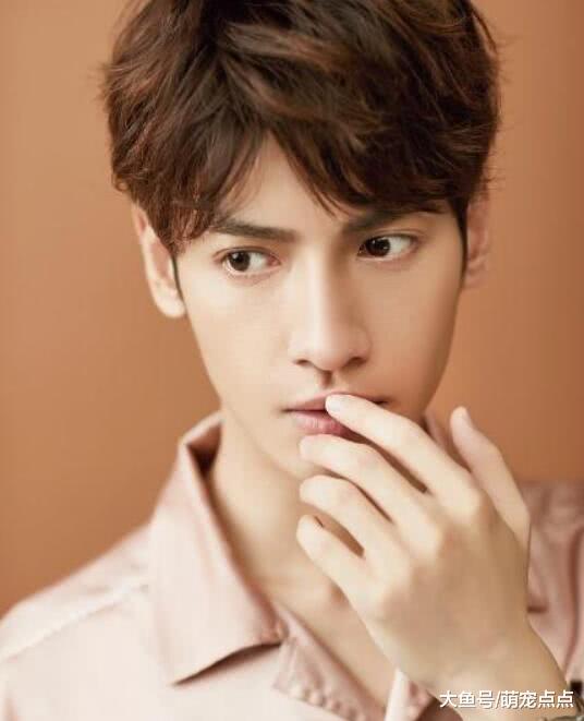 娱乐圈3个男明星，天生一张“狐狸脸”，却不媚不娘帅气过人