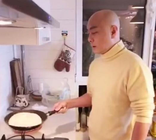 晒晒张卫健香港的家，在家跟老婆过二人世界，54岁也还没有小孩