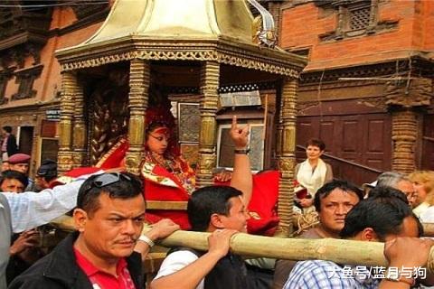 尼泊尔神秘的“活女神”：连国王都要下跪，退休后却生活凄惨