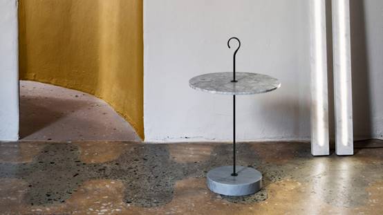 位于米兰，汇集了大理石家具和斑点水磨石地板