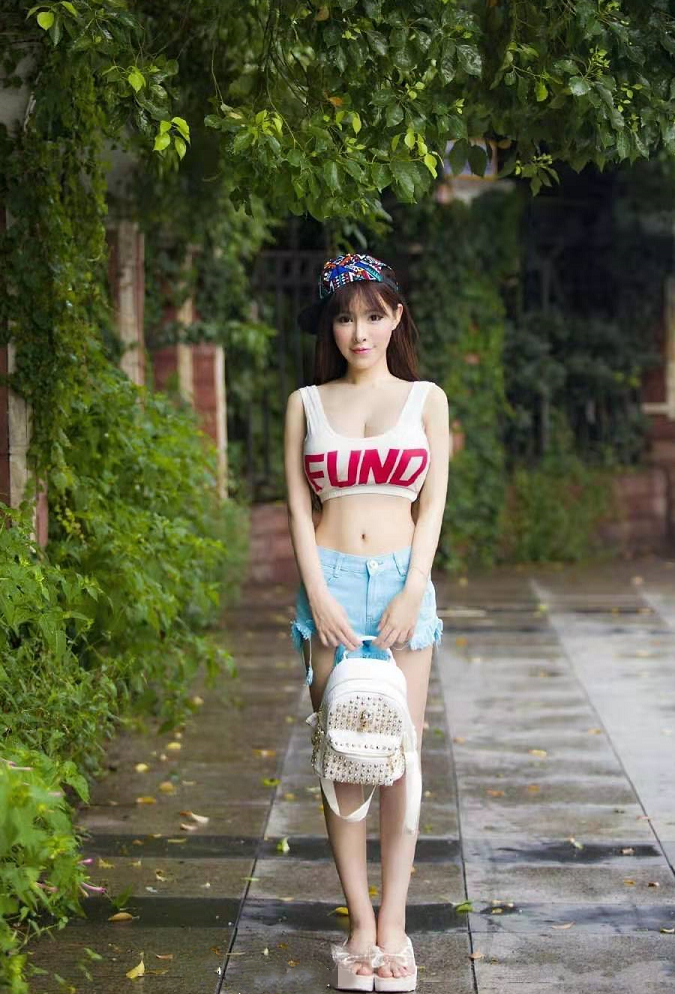 少妇这身打扮堪比小姑娘