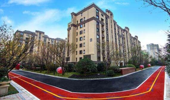 中国地产女巨头：坐拥2200亩地账上还有452亿，还给前夫女儿700亿