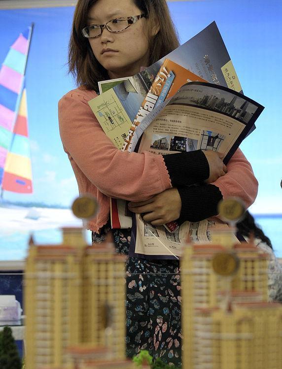 买新房两梯四户 选东边套、西边套还是中间套？