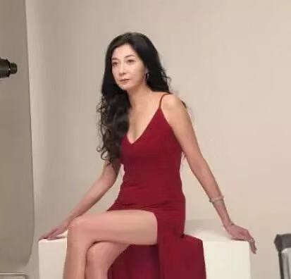 没有丈夫，却生下孩子的4位女星，最后一名让无数人敬佩