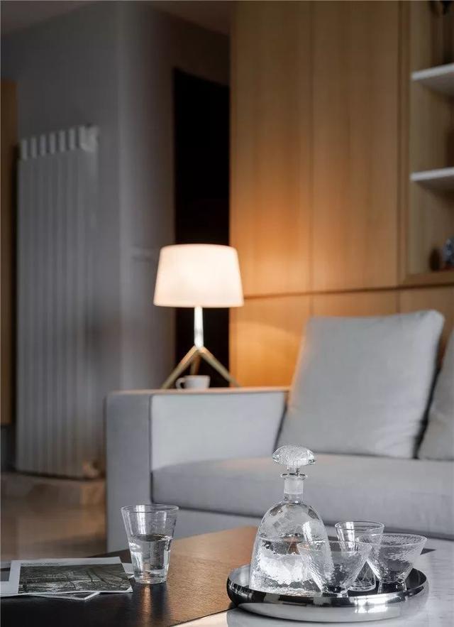 參觀同事新家，臥室背景墻這樣做收納柜，床頭柜都不用買了！