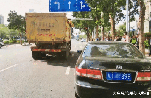 美容女子事后回到车上，发现车旁边出现一个尸体，吓得立马报警！