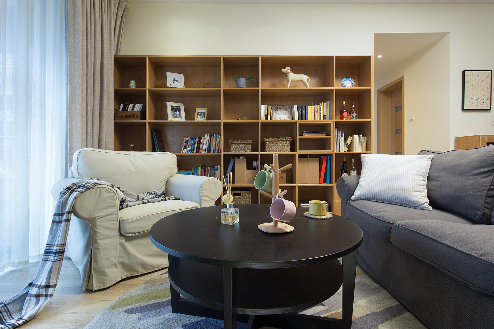 客厅沙发不一定非要摆在电视正对面，下面这个家的摆放就很不错！