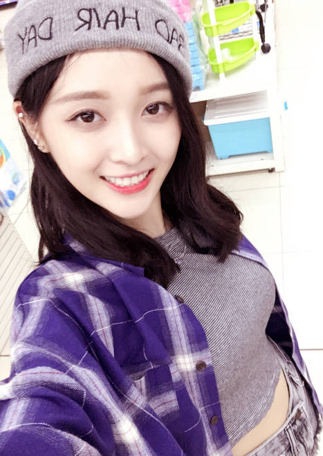 吴宣仪这样的穿搭也是挺随和的，青春少女这样穿搭也是能非常好的凸显气质