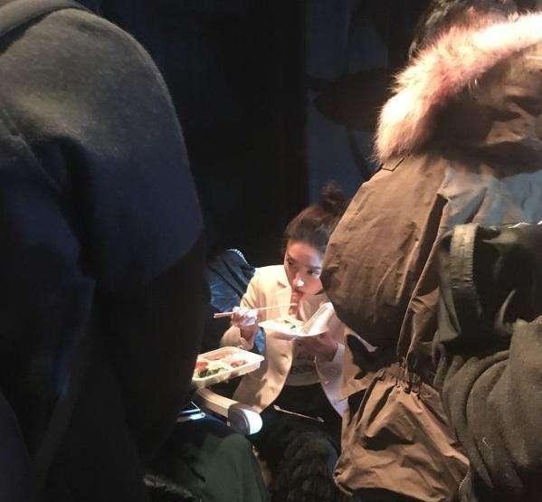 景甜直播吃宵夜，却被碗里的菜打脸，网友：这样装真的不累吗？