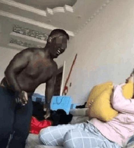 男子打扮成“黑人”,想给妻子一个惊喜,结果让他后悔莫及