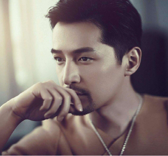 参观胡歌过亿的豪宅，独栋的复式双层房，大厅罗马柱都是进口的