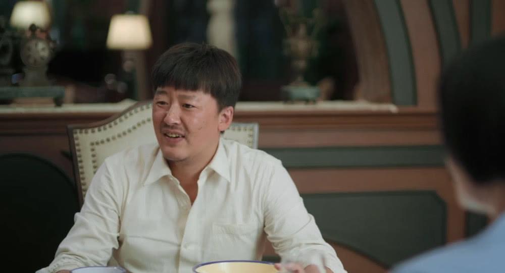 奔腾年代：周铁锤将功折罪，常公馆门口磕头三下，白曼宁心满意足