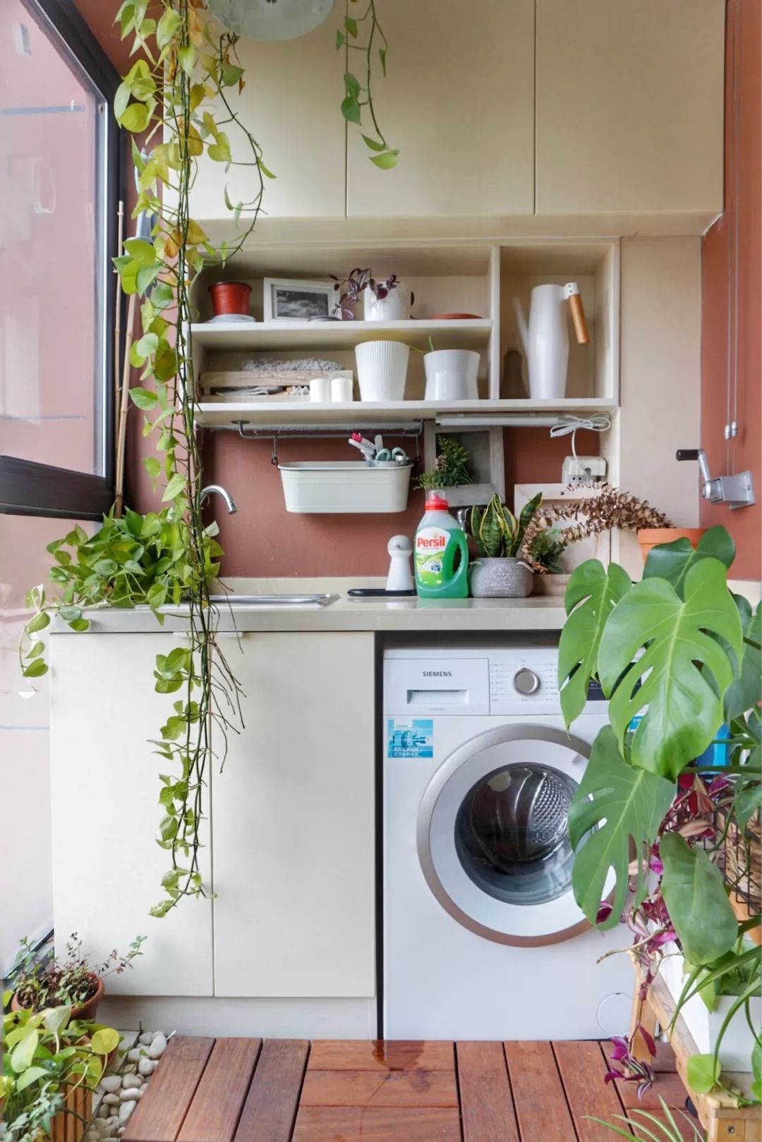 阳台装上洗手盆，实用方便，简洁美观