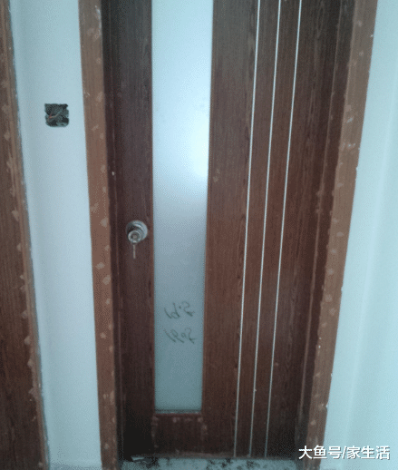 卫生间门是半包还是全包好? 问完木工师傅, 才知家里装错了