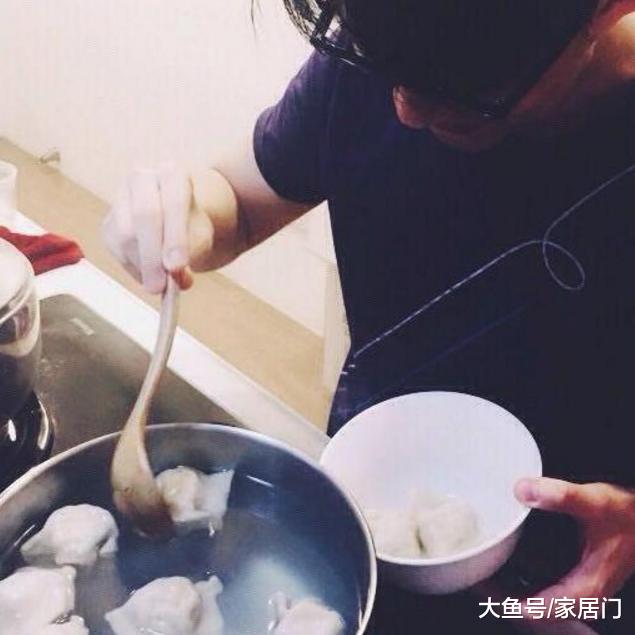 林宥嘉曬出自己的豪宅，裝修生活很美式風，在家都是看英文報紙