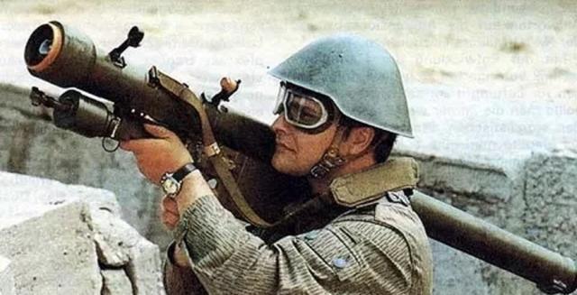 乍得内战的黑色幽默: 士兵用新武器打下总司令, 高高兴兴领奖金