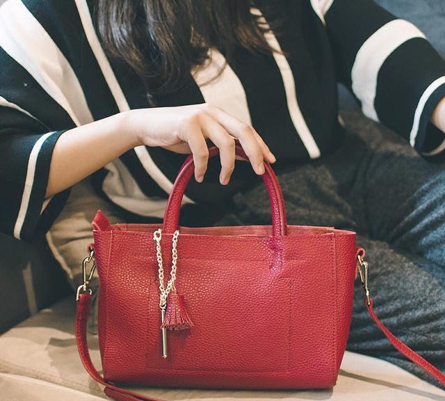 别再背去年的旧包包了，今年最流行的是果冻包，可爱又时髦