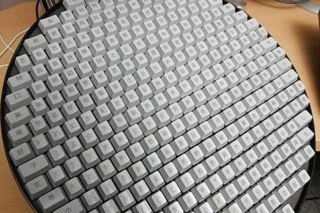 美国人直呼汉字难！看到发明的“汉字键盘”，网友：手该放到哪？