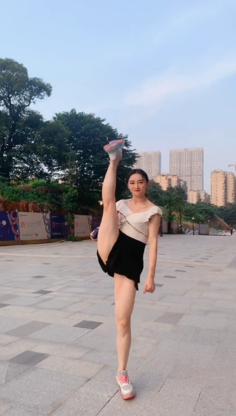 户外走路的热裤美女，这一字马有点出其不意！