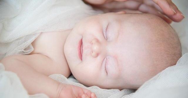 哺乳期感冒了，还能喂奶吗？若做好3点，宝宝或许“不挨饿”