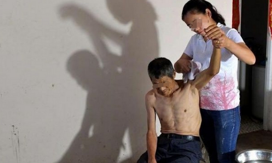 浙江一男子23年前捡回女婴，如今女孩这样回报老汉：太感人