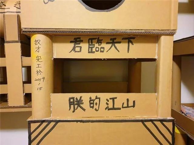 主人用紙箱造豪華貓城堡，完工后橘貓來視察，對新家表示滿意！