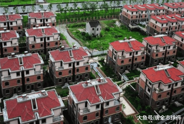 苏州最“惨”钉子户，小楼被别墅群包围，屋主回个家还得“渡河”