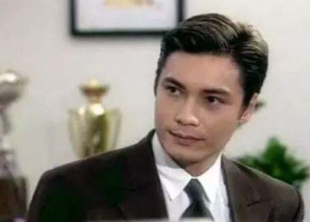 他曾红过梁朝伟，成名后抛弃28年初恋，净身出户只为娶小12岁娇妻！