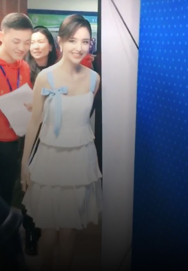 佟丽娅穿“睡裙”参加活动，原像素下肤白如雪，绝美侧脸人间极品