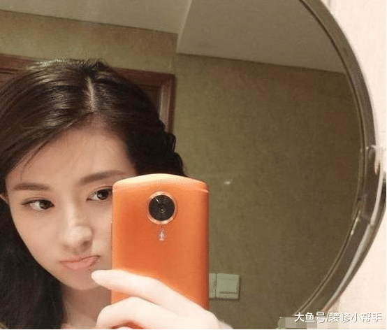 看看富二代关雎尔住的豪宅, 随便吃顿饭都那么丰盛, 在家经常自拍