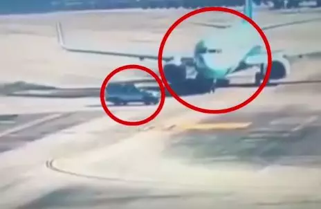 最新动态。福州机场内，SUV差点撞上飞机