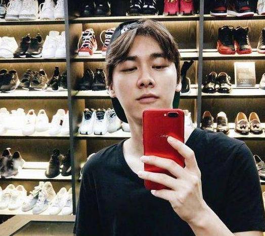 晒晒李易峰现实中的家，家里鞋柜像专柜一样，把鞋子当成装饰品了