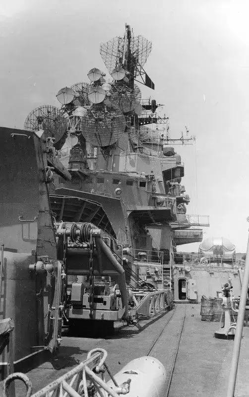 航母刚见水就裂开300条大缝，300吨海水倒灌！倾斜15度