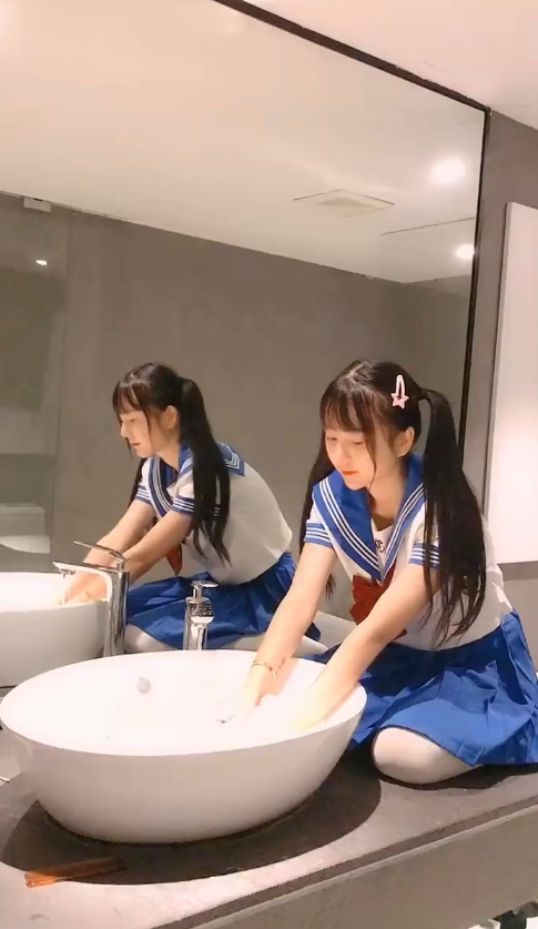 【】双马尾的学生妹，跪着洗衣服我还第一次见