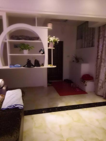 朋友入住一年的新房, 进门玄关就让人眼前一亮, 瓷砖特别像玉石!