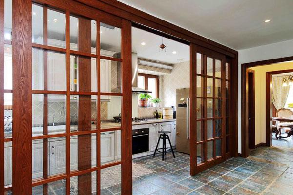厨房别再装推拉门了，如今更流行装这种门，既美观又实用！