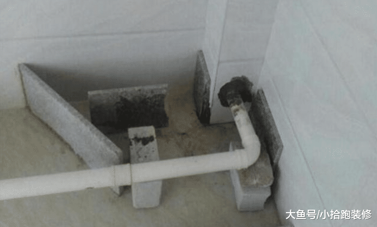 请木工来看现场，可看到厨房后，他却让我赶紧联系电工过来